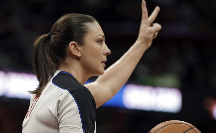  p>劳伦·霍尔特坎普是 a href="#">nba /a>历史第3位职业女裁判,现年