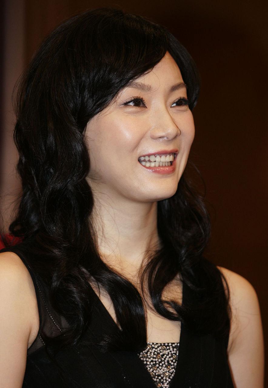  p>陈数,原名陈澍,1977年3月9日出生于湖北省黄石市,中国内地女演员