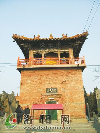 玉皇庙,坐落于偃师区顾县镇曲家寨村南的景山制高点上,位于嵩山到洛阳