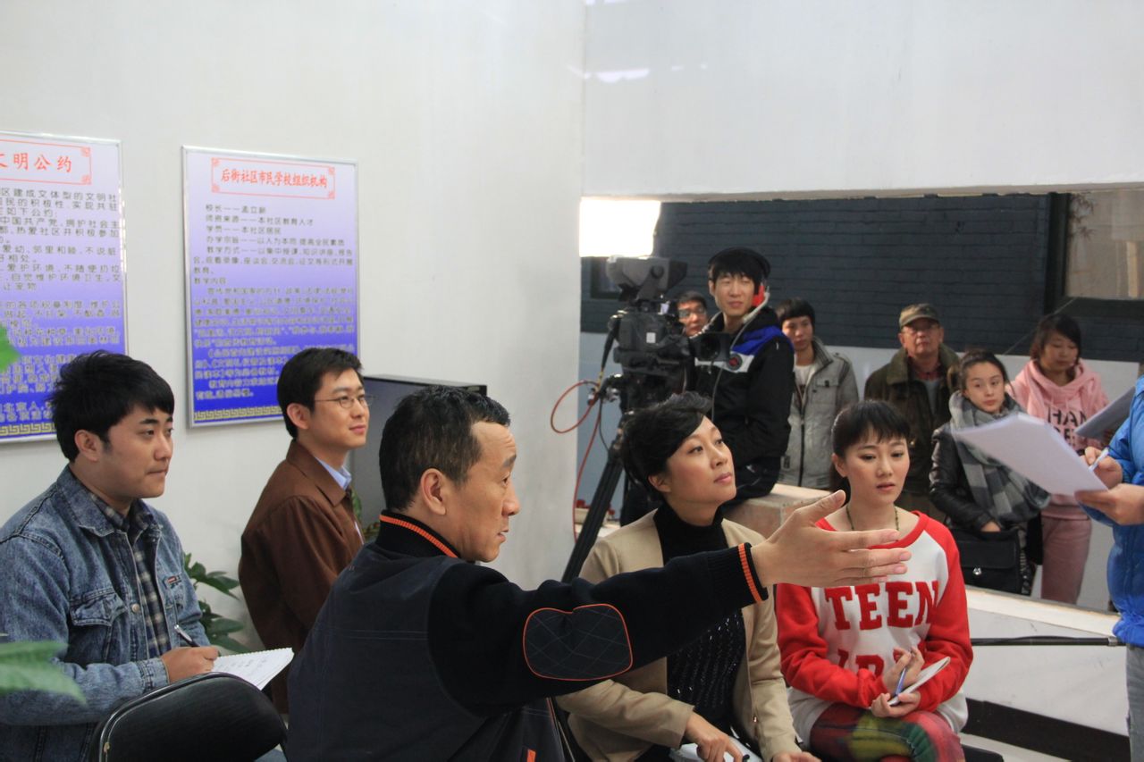 情景喜剧形式,展现了北京后海附近的一条胡同——后街头条胡同居委会