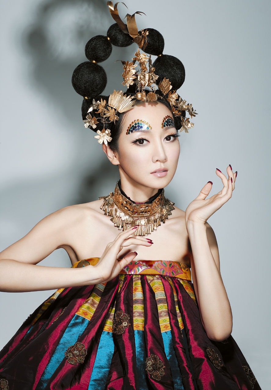  p>萨顶顶(sa dingding),原名周鹏,出生于河南省平顶山市,中国内地