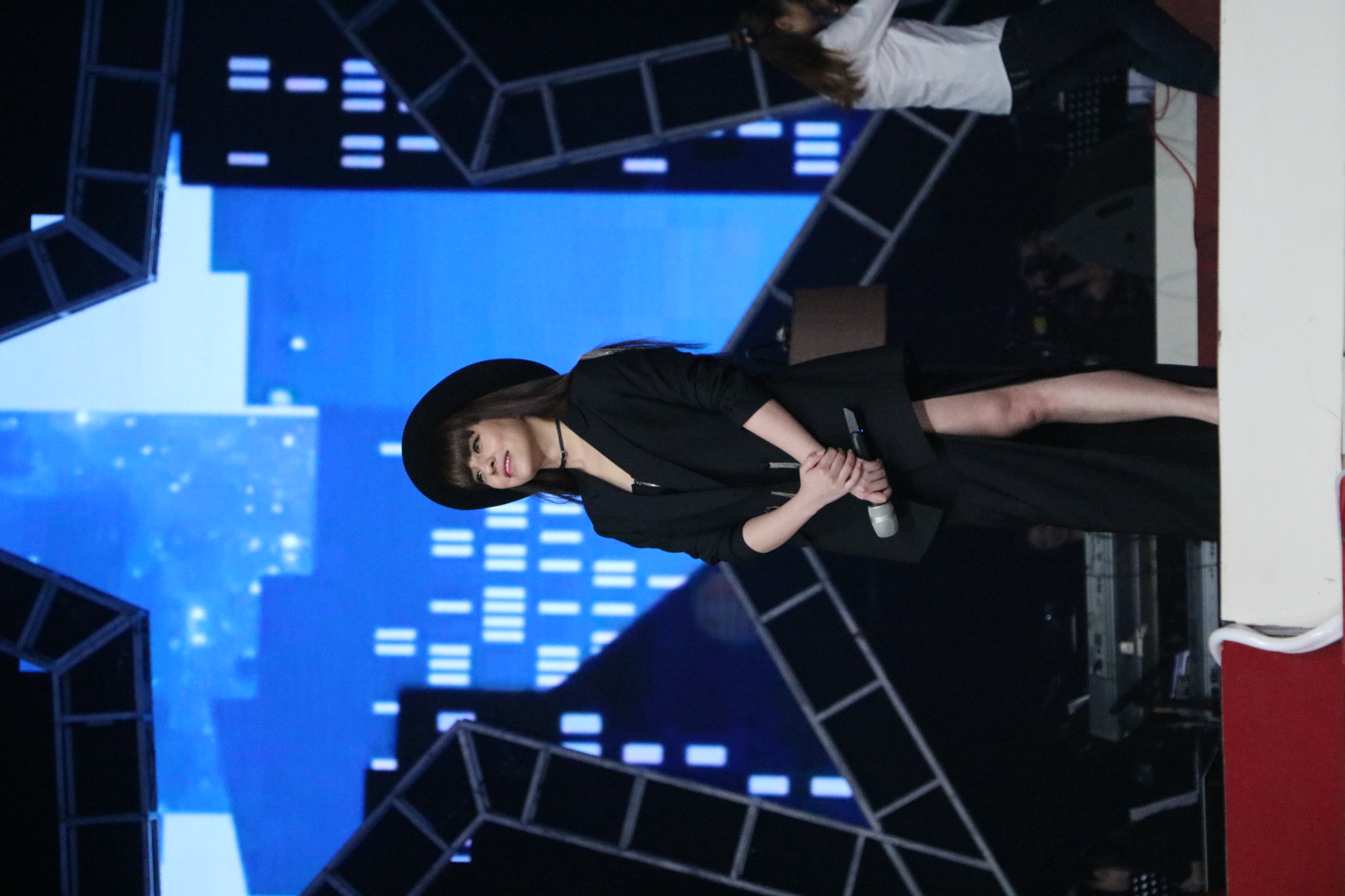  p>李邹珺(贝贝),1987年7月31日出生于湖北省武汉市,中国内地女歌手.