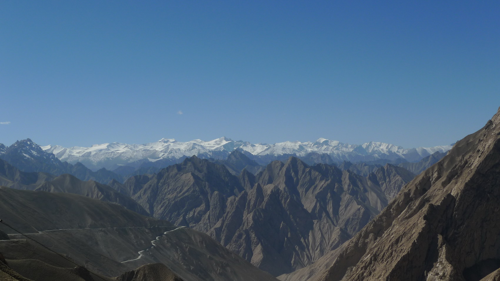  p>阿克山,中国大陆西部 a>昆仑山 /a>脉之最高部分,西端最高峰为乌鲁