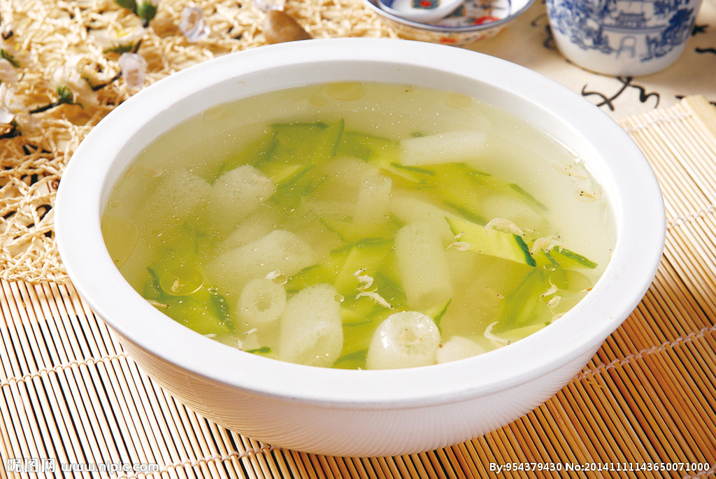233qy">黄瓜汤是由黄瓜为主要食材做成的一道咸鲜味的菜品,属于家常汤