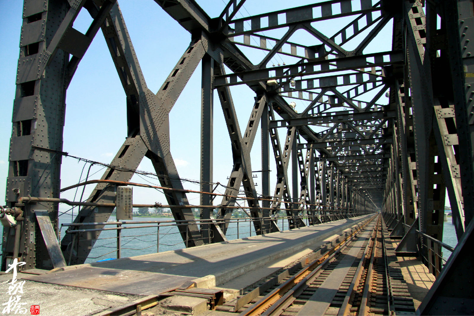 鸭绿江大桥,位于辽宁省丹东市振兴区,长944