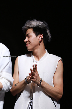 年4月8日推出的男子组合,由金成九,白明翰,任煐俊,alex四名成员组成