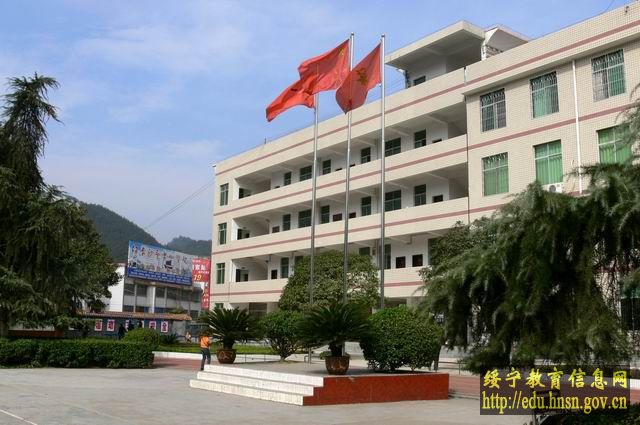 p data-id="gnfiddyecx">绥宁县长铺镇第一小学坐落在绥宁县长铺镇