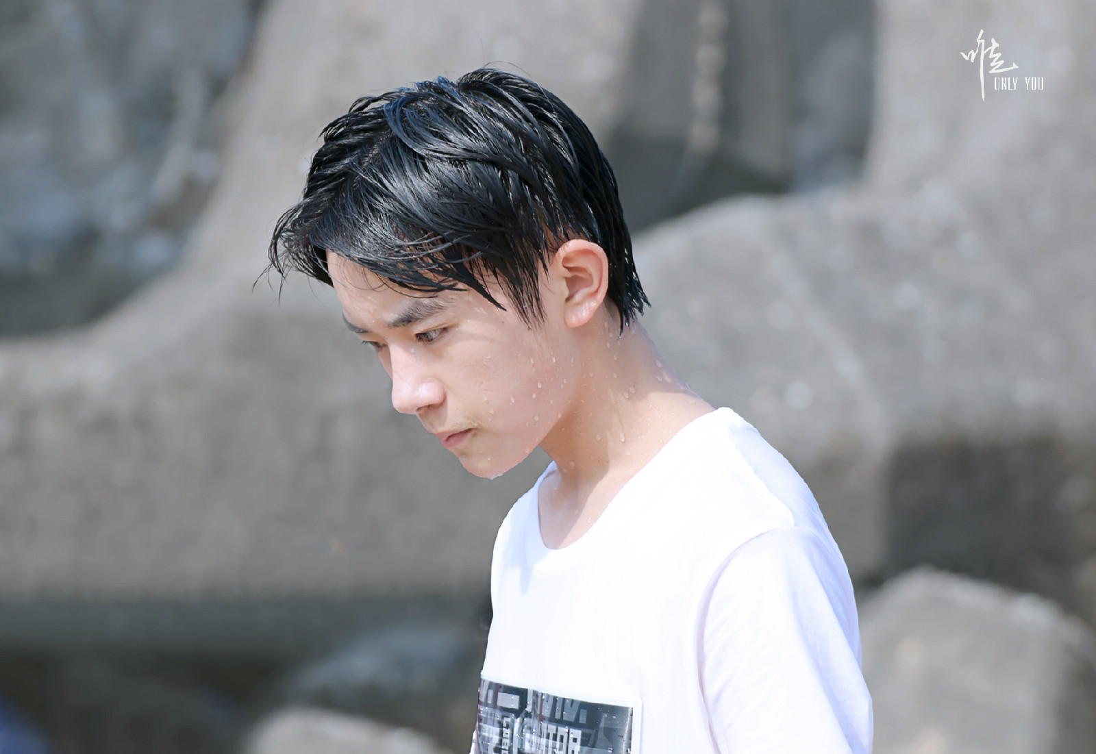  p>易烊千玺,2000年11月28日生于湖南怀化,中国内地男演员,歌手,舞者