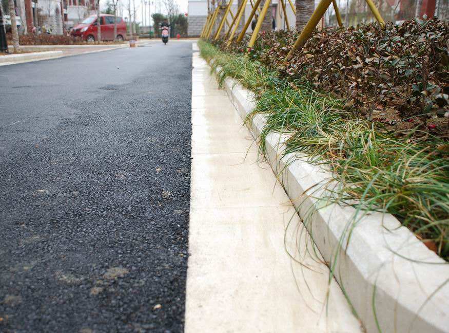  p>侧平石是指侧石和平石(平缘石),二块合称为一套,用于 a target="