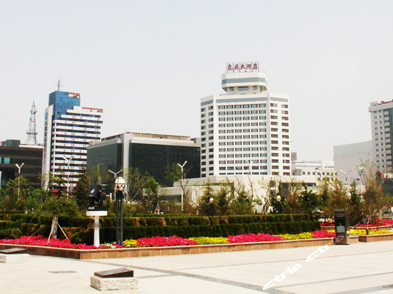  p>潍坊鸢飞大酒店成立于1987年,是山东省首批由国家旅游局审批通过的