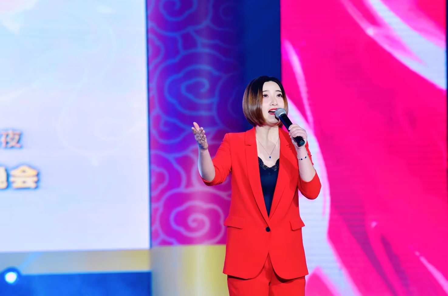  p>云菲菲,1985年2月11日出生于安徽淮南,中国内地女歌手.