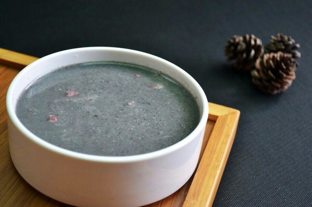  p>五谷杂粮糊,是由各种养生的五谷原材料低温烘焙熟后磨成的粉,未经