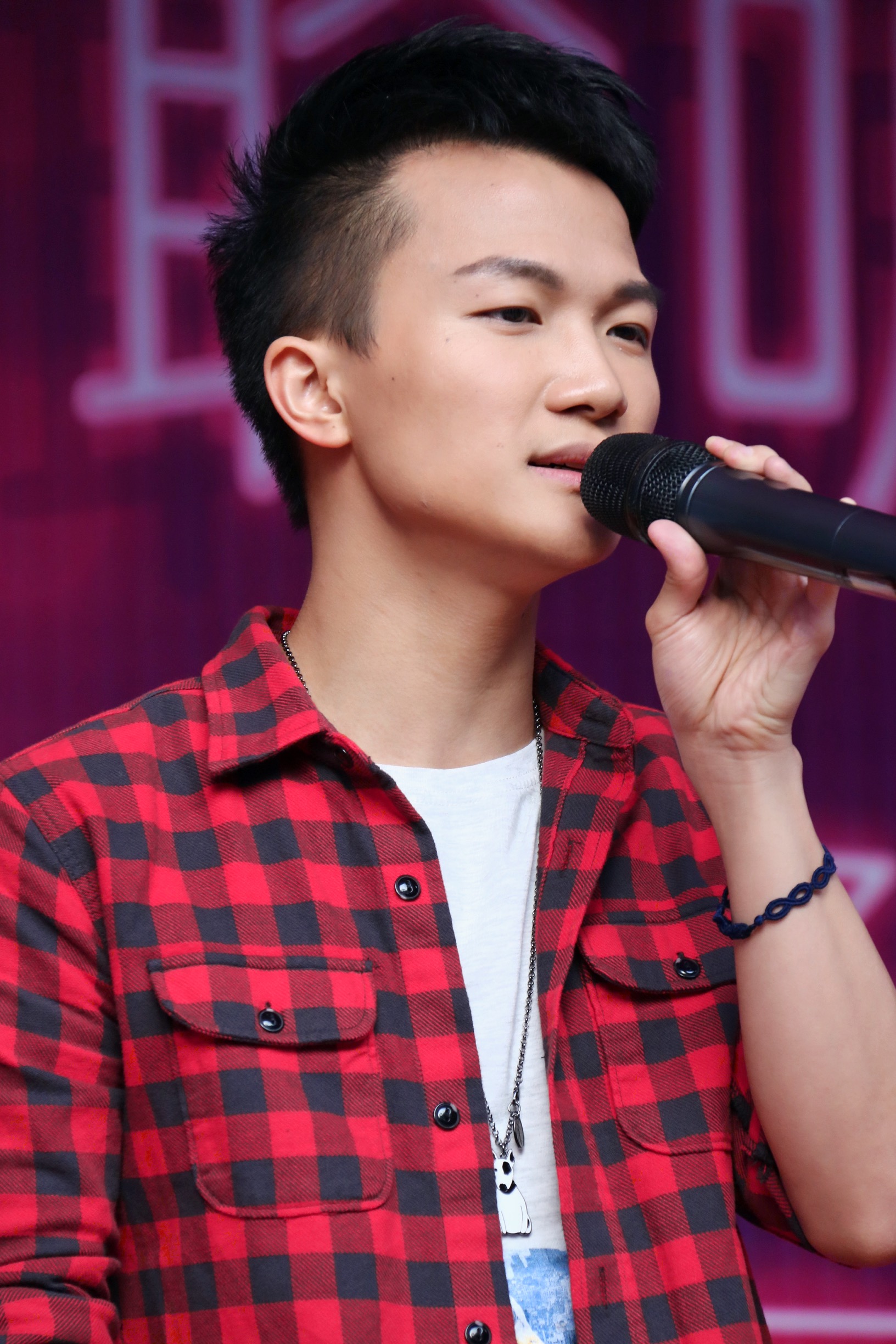  p>周深,1992年9月29日出生于湖南邵阳,长于贵州贵阳,中国内地男歌手