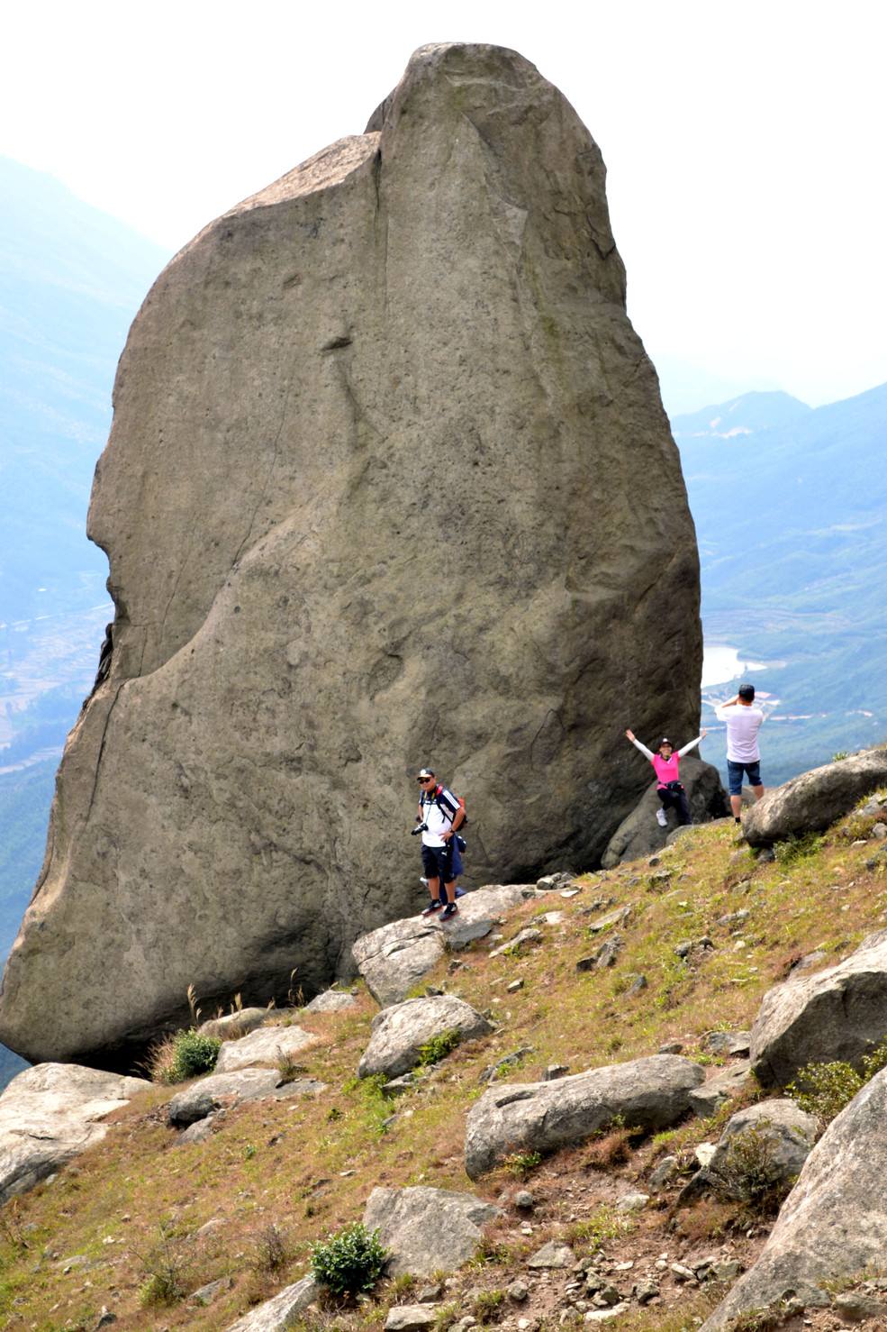  p>玉华山风景区位于位于江西省樟树市店下镇,新干县桃溪乡,丰城市