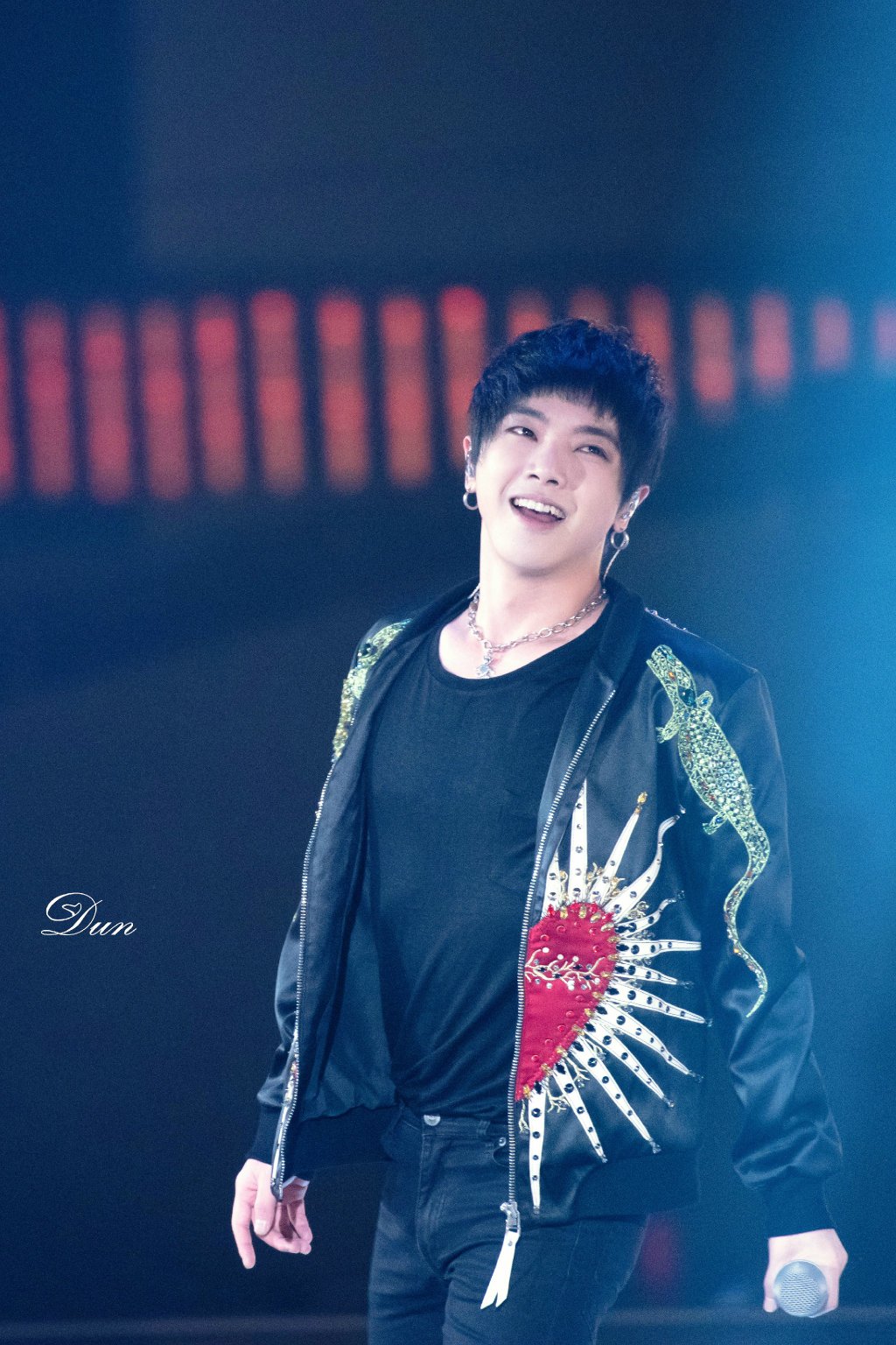  p>华晨宇,1990年2月7日生于湖北省十堰市,中国内地流行乐男歌手,作曲