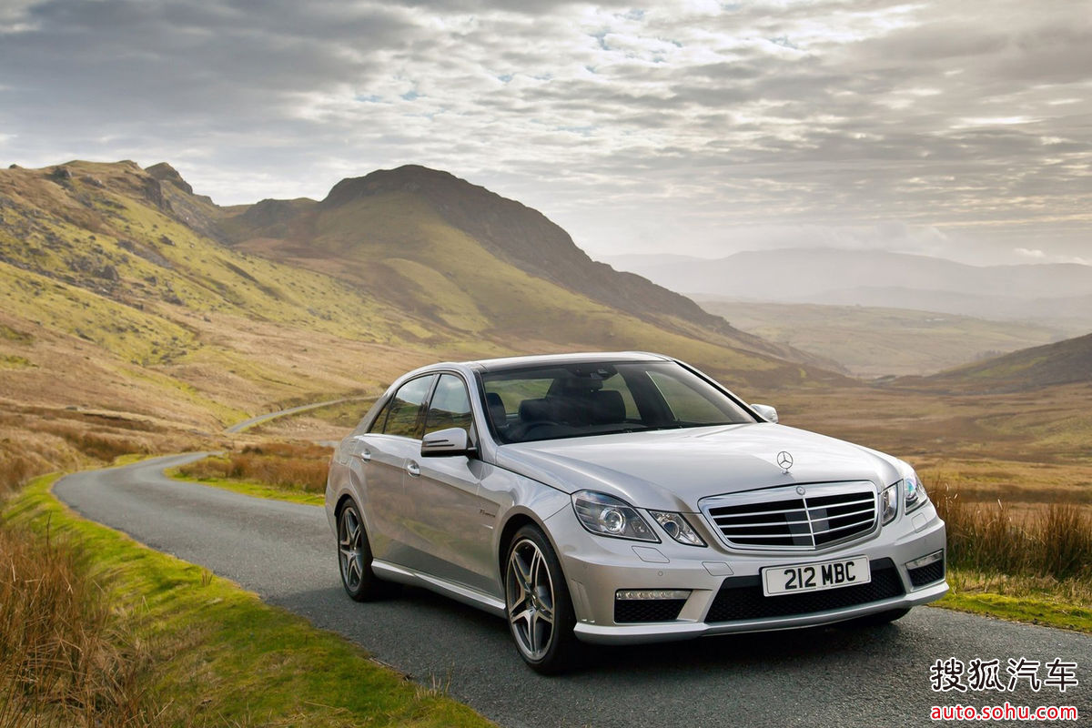  p>奔驰e级轿车是奔驰开发出的介于c级与s级之间的一款中大型高端商务