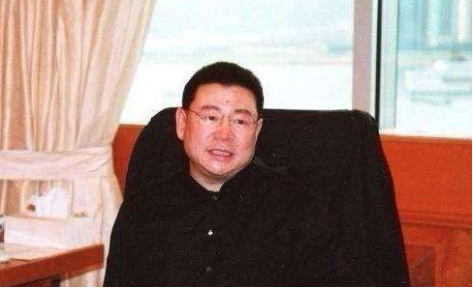 揭秘｜舍弃关之琳李嘉欣，刘銮雄为何终爱小记者甘比？_百科TA说