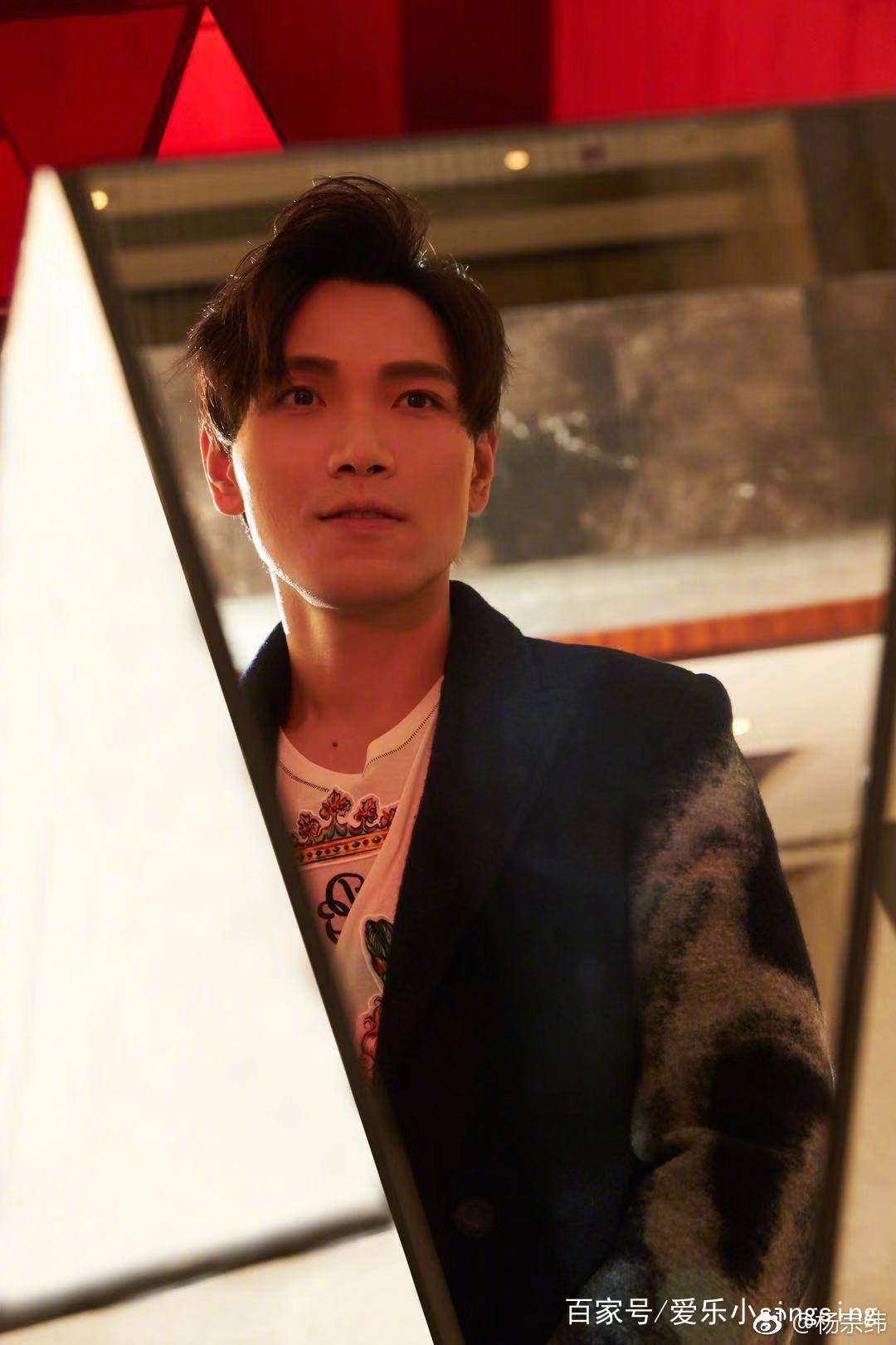 杨宗纬的《背光》是真正的向光生长！_百科TA说