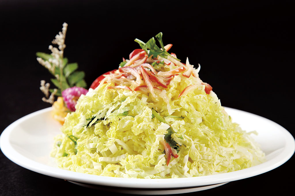  p>白菜心拌蜇头,是一道以海蜇皮,白菜和香菜为原料制作的菜品. /p>