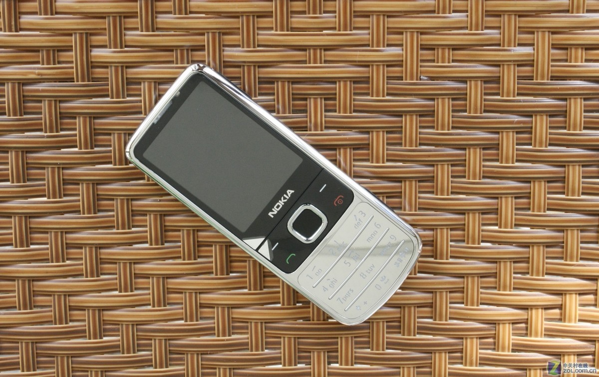 jis">诺基亚6700c凤舞霓裳是诺基亚在2009年12月发布的一款智能手机