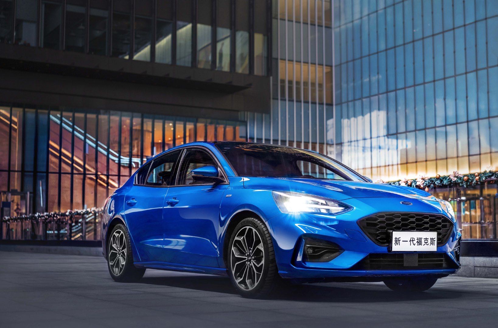 在广州车展上市,长安福特福克斯家族一共上市了八款车型:其中2021款