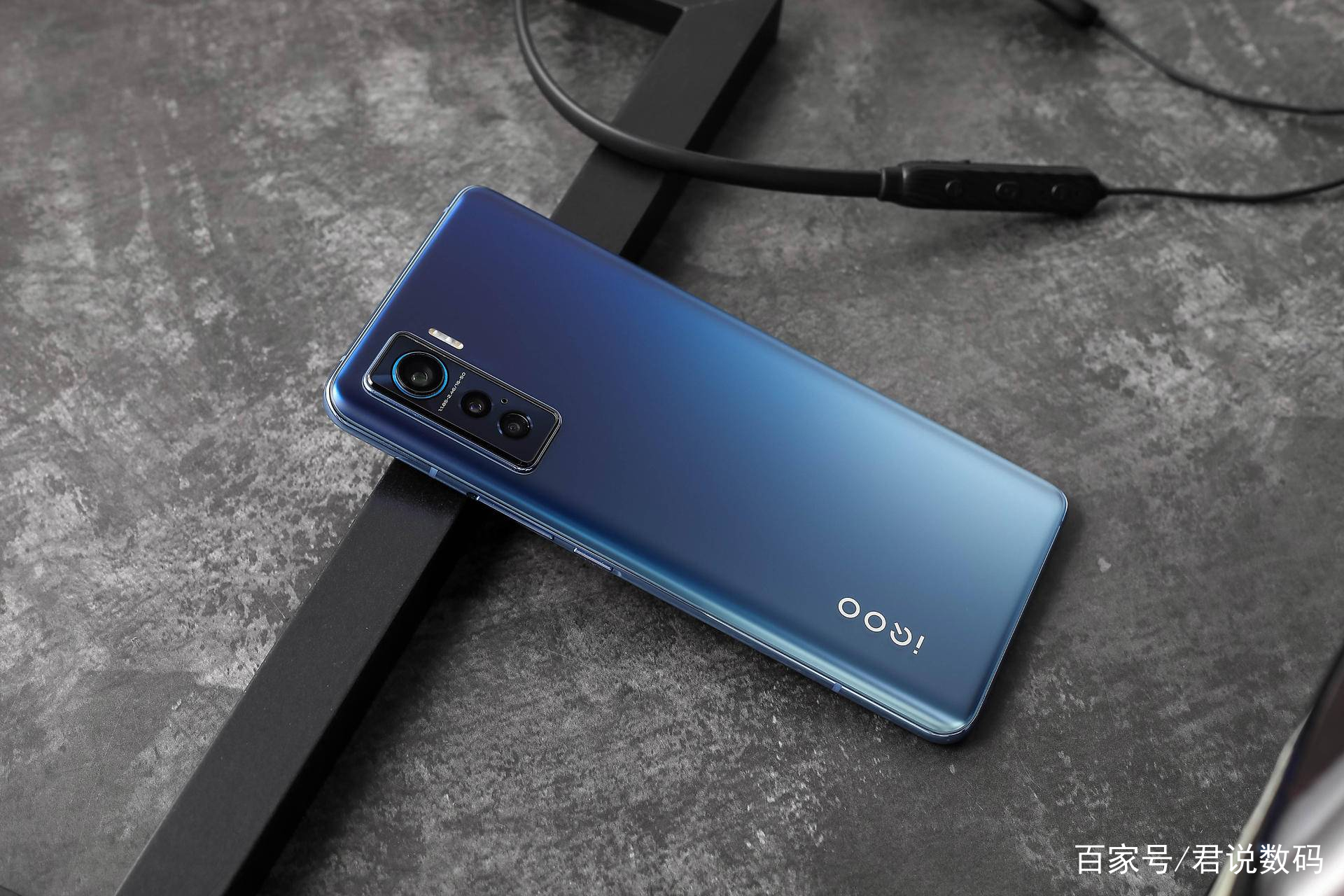 全面而专业，iQOO 5：一款更适合年轻人的5G旗舰_百科TA说