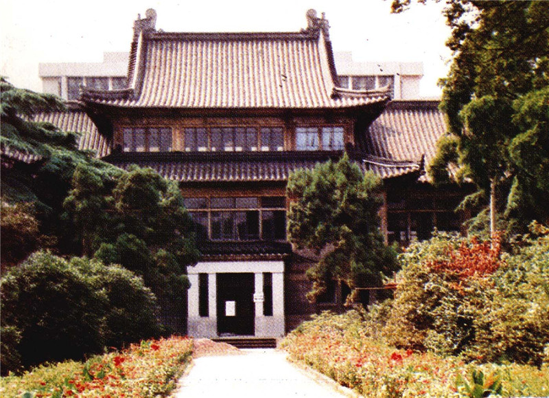 zbrylu">金陵大学旧址图书馆在北大楼的正南方,现为南京大学老图书馆