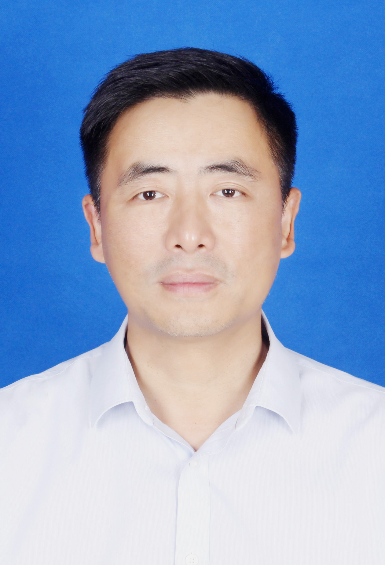 王东,男,汉族,197