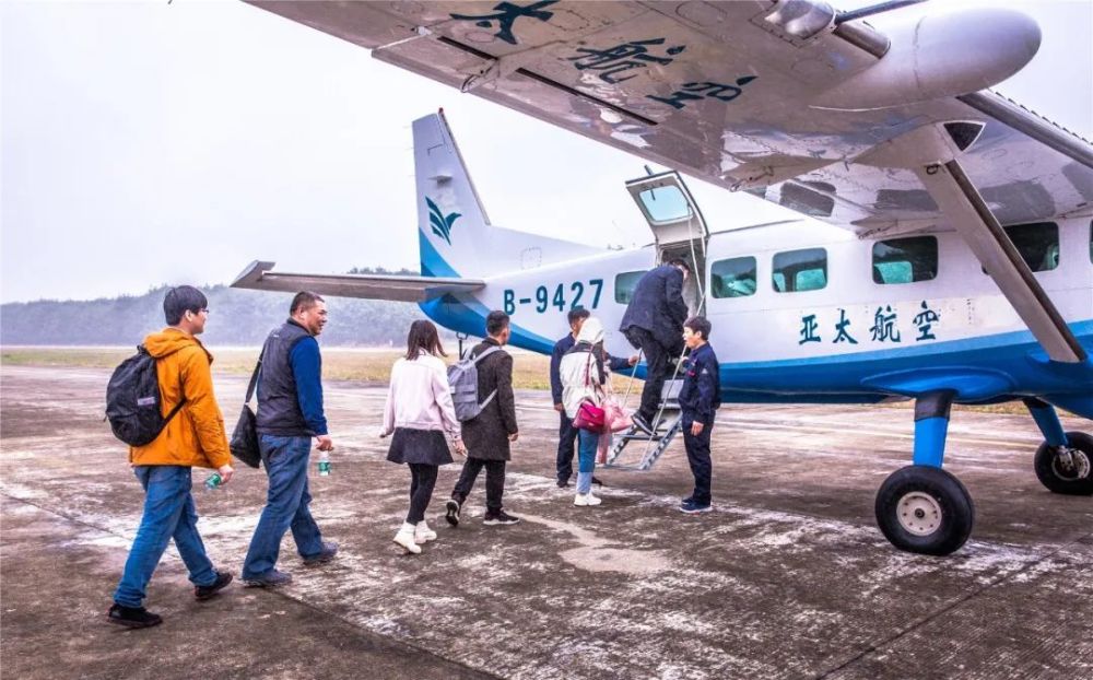 机场位于海南省儋州市西庆农场场部西南2km处小山头上.