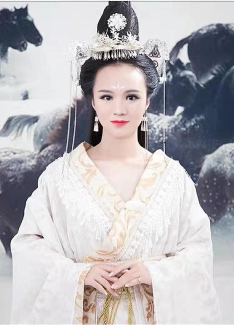  p data-id="gnfdoaqnjb">徐灵儿,女,汉族,青年