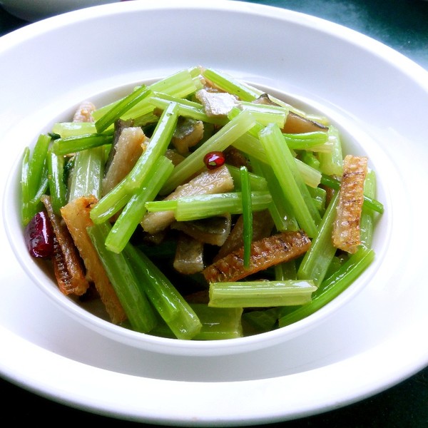  p>鳗鱼干炒芹菜天生绝配,也算是我们江浙一带的特色菜了.