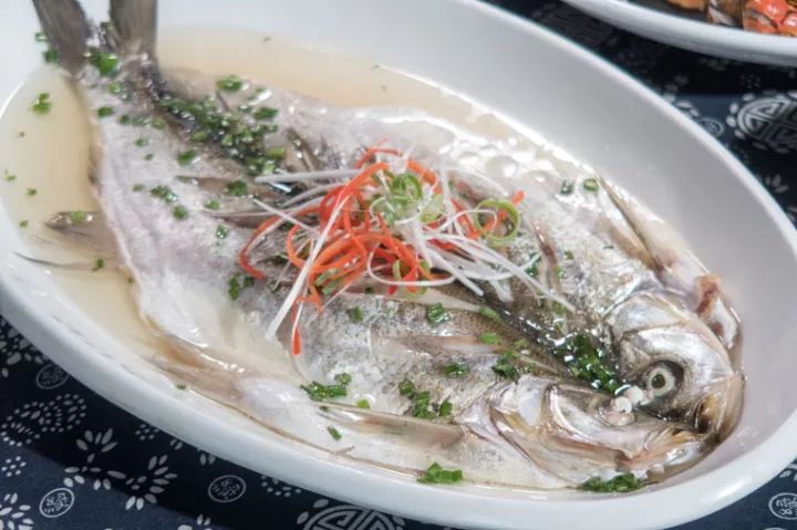  p data-id="gnx0uyatn1">白鱼清汤汤底材料:鱼片,鱼骨 各适量 盐