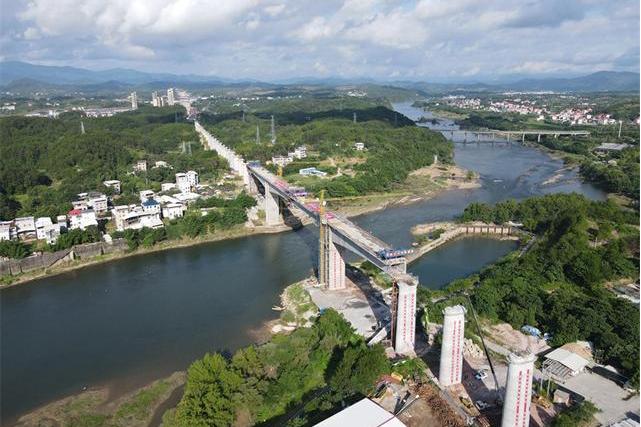  p data-id="tc7qbty5yx6o">汀江特大桥位于福建省龙岩市上杭县境内
