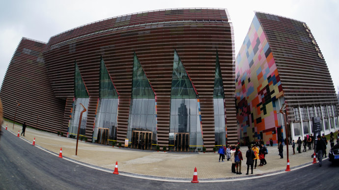  p>贵州省博物馆新馆位于贵阳市观山湖区林城东路,市行政中心东南侧 a