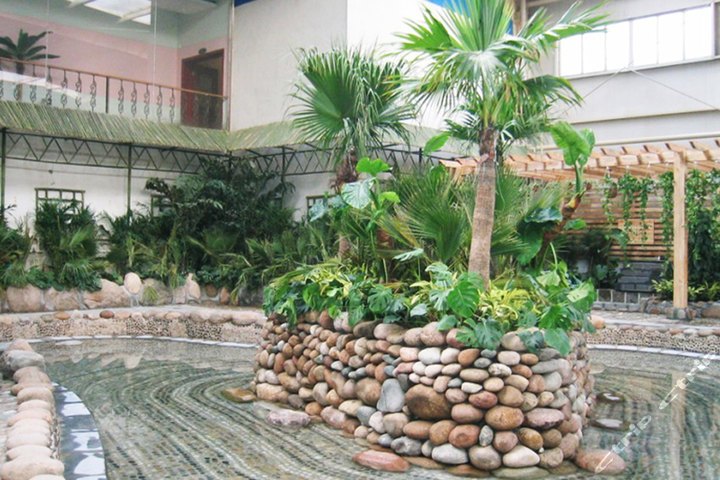  p>御温塘度假村座落在河北省平山县温塘镇内,毗邻西柏坡红色革命根据