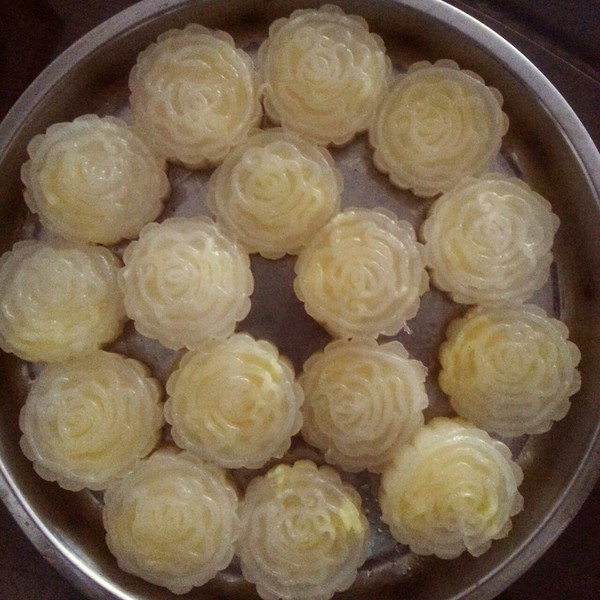  p>红豆沙晶饼是一种由红豆,白糖,澄面,生粉,沸水