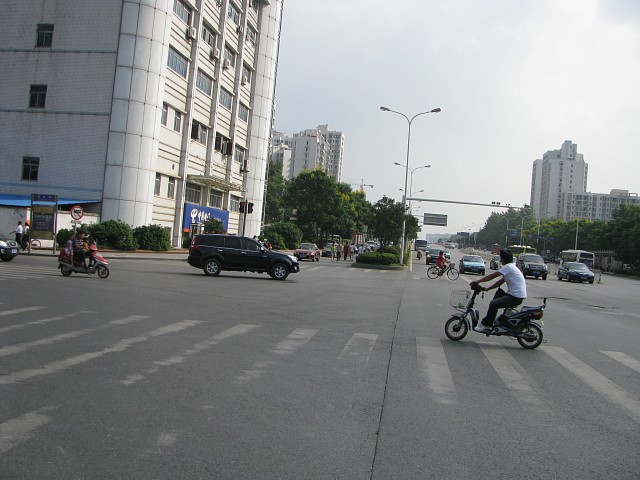  p data-id="go0bykezcv">武汉关山大道,位于武汉东湖新技术产业开发