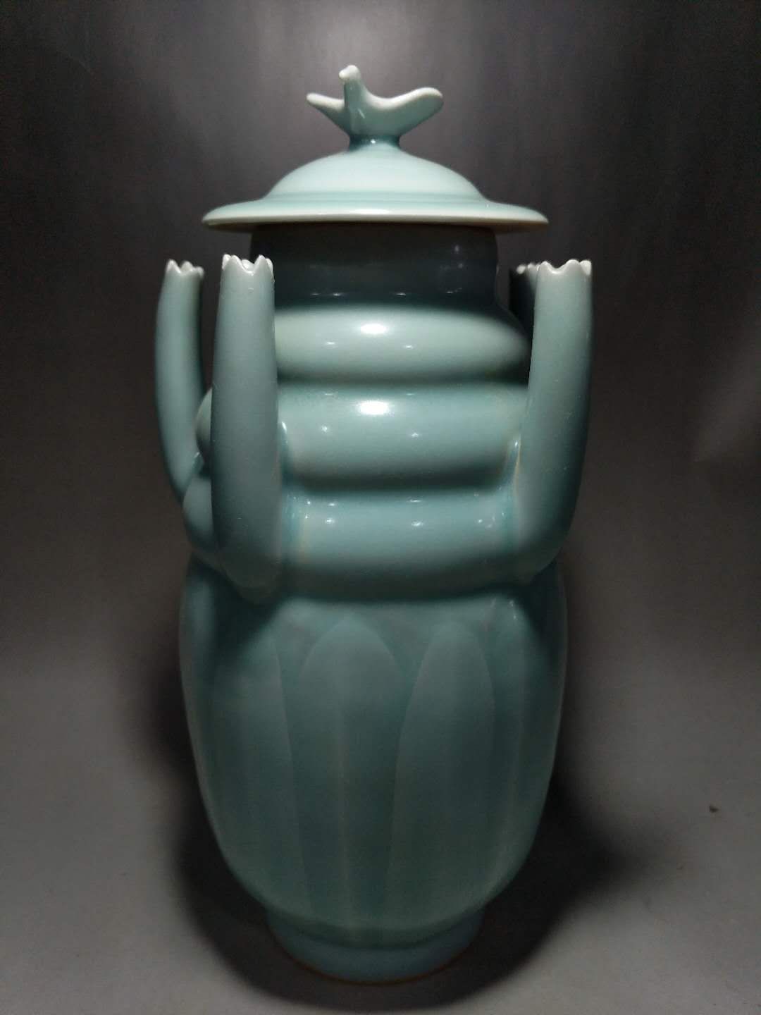  p>南宋龙泉窑梅子青釉五管瓶是南宋时期的文物,高1.3cm,口径4.5cm.