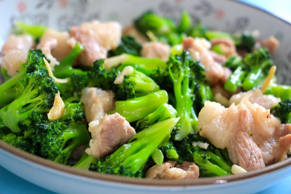 是一道家常菜,主要制作材料是西兰花,猪肉,口味清淡