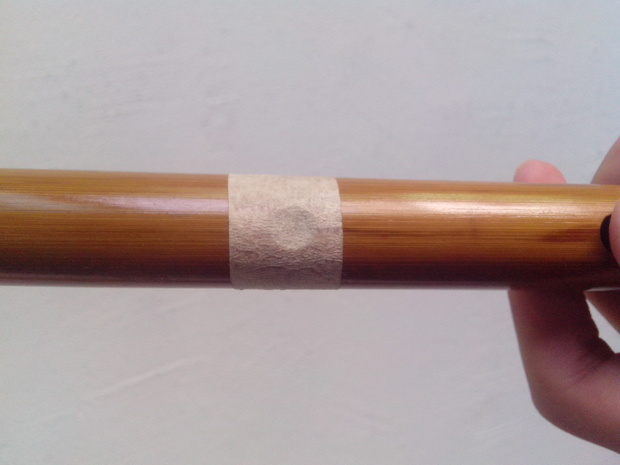  p>笛膜指的是贴在笛子左端第二孔上﹑吹笛时振动发声的薄膜.