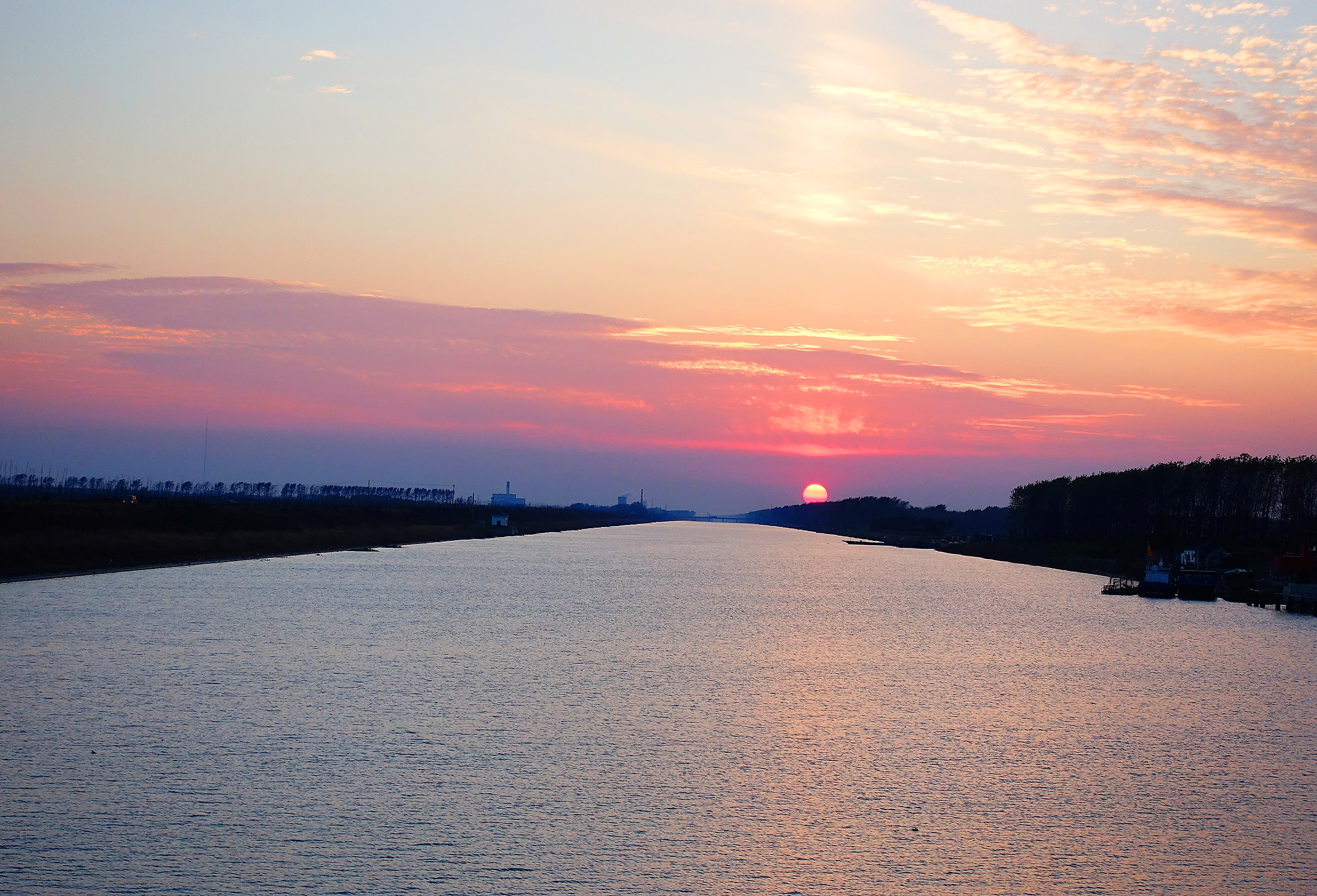 p>日月岛是大庆连环湖度假区西部一个面积约1平方公里的湖中小岛