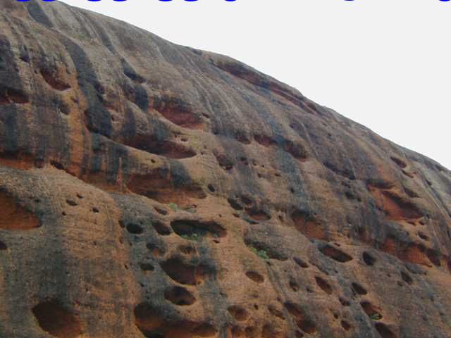  p>纵向沙垄,由风沙堆积的轴向与主要风向相平行的长条形垅状堆积地貌