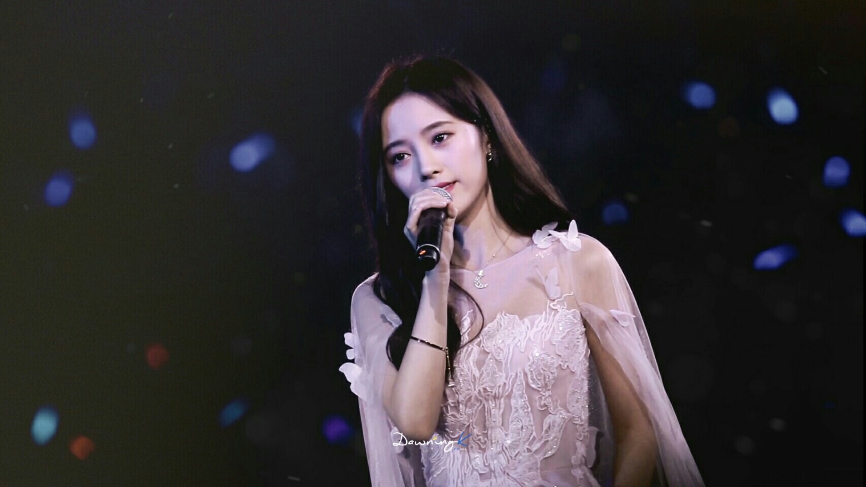  p>鞠婧祎(kiku),1994年6月18日出生于四川省遂宁市,中国内地影视女