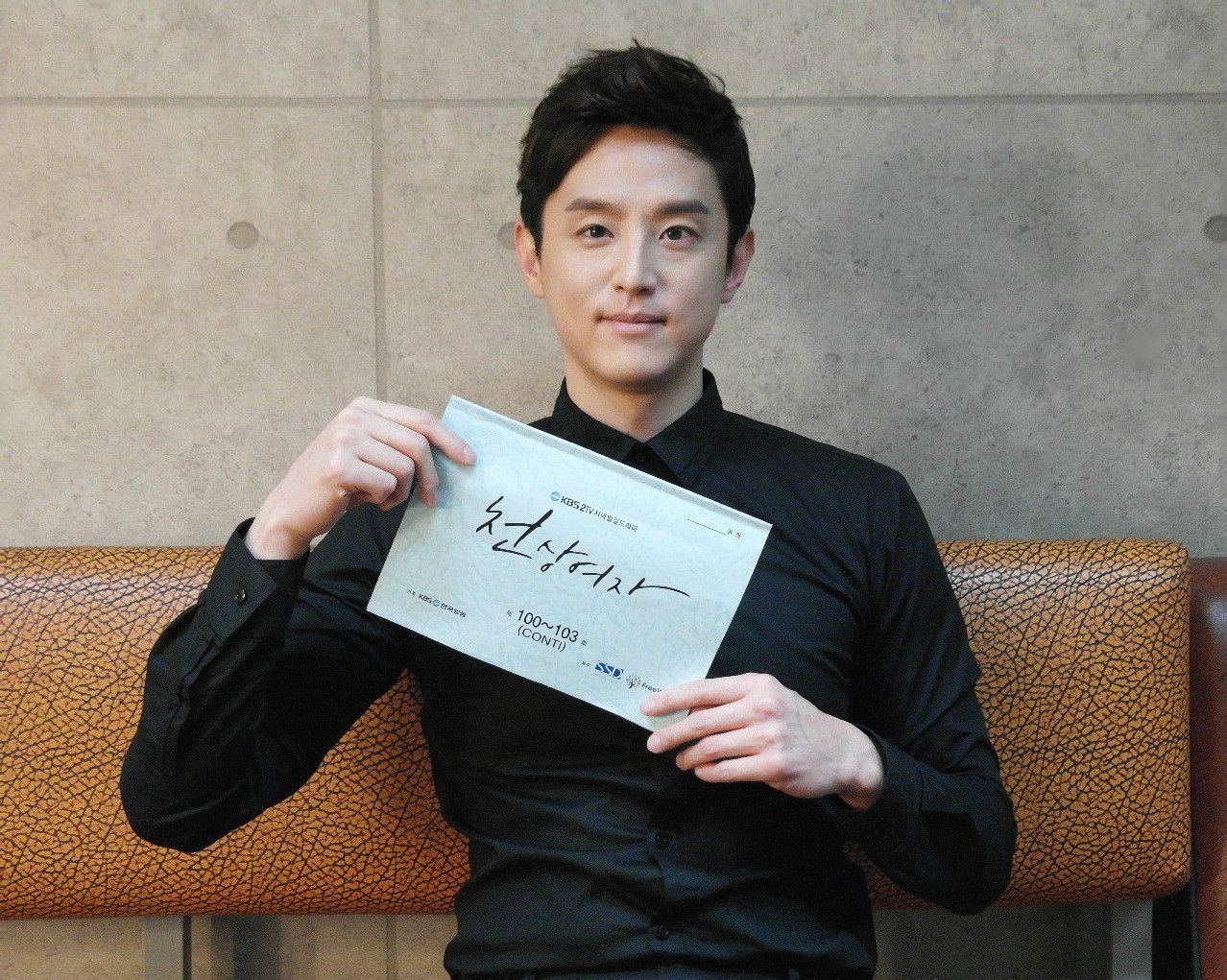 本名权世仁,2012年转入经纪公司saram entertainment时将名字改为权律