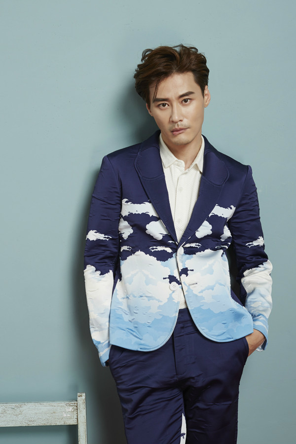  p data-id="gncoft38e8">程枫,原名程皓枫,1976年12月10日出生于上海