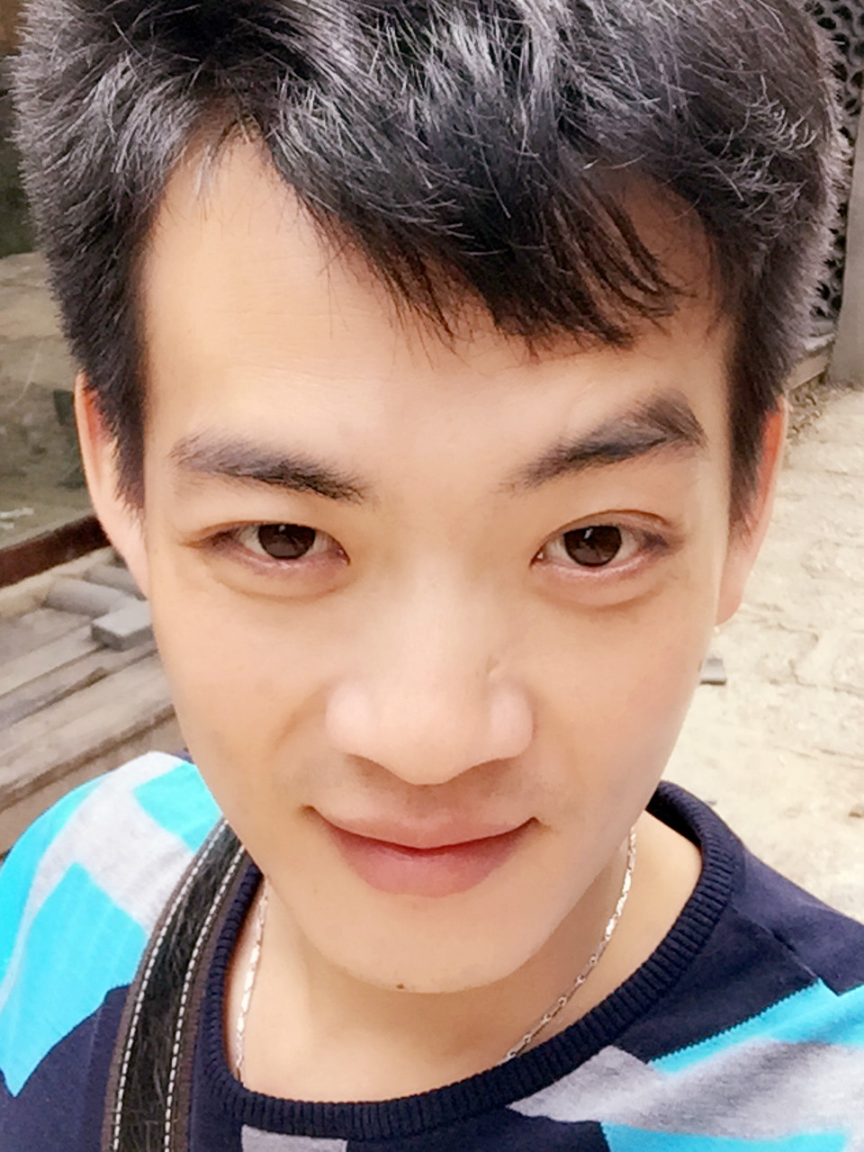  p>雷华锋,本名雷华丰,偶像作家,青年作家,演员艺人,资深媒体人,80后