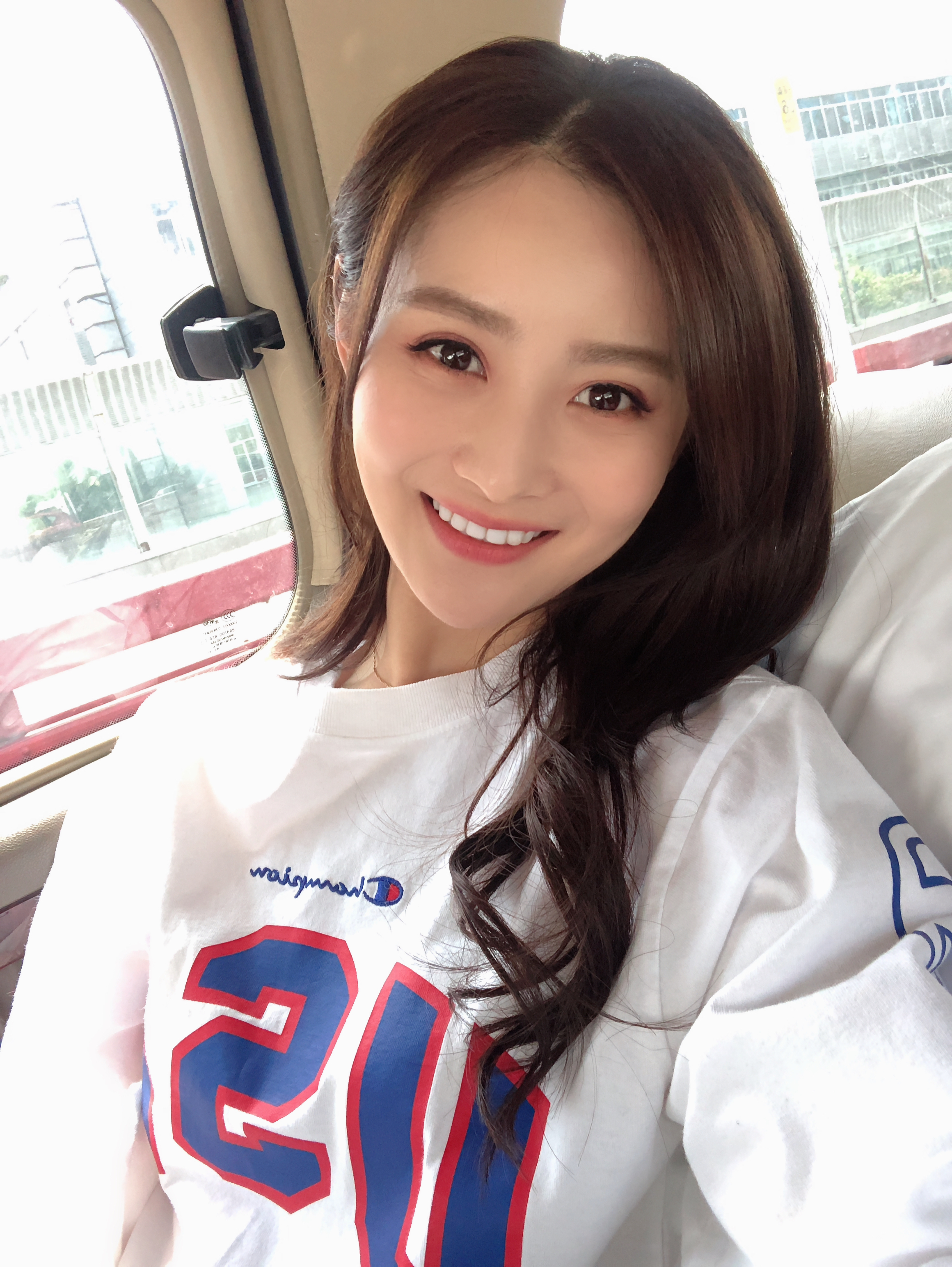 原名张娜,1990年6月22日出生于湖北省武汉市,中国内地女演员,毕业于 a