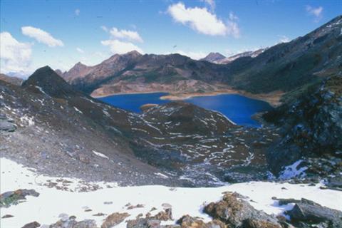  p>冰川消融时,终碛物堵塞河道或冰川谷形成湖盆,积水成湖.