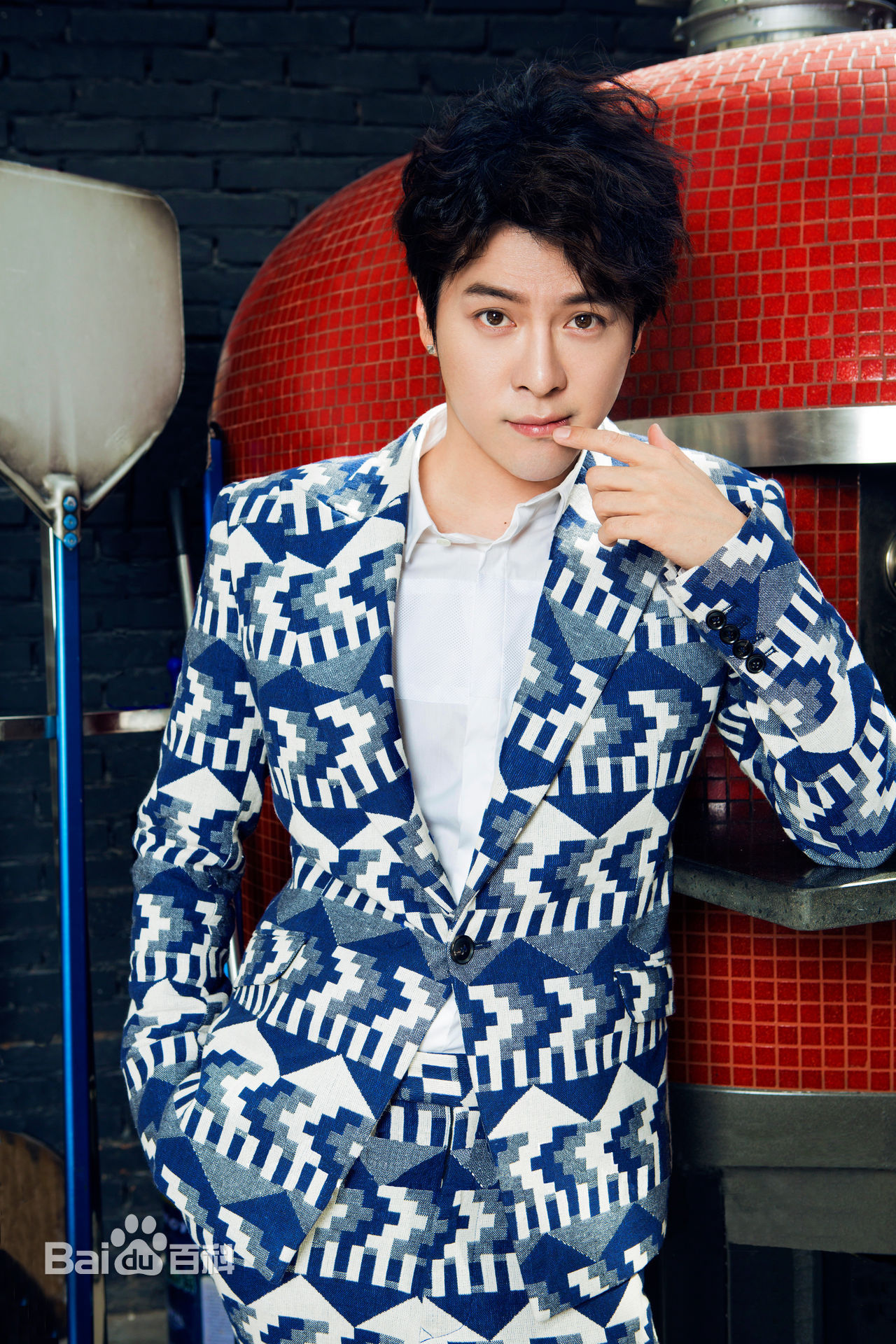 原名徐垚,1983年4月17日出生于山东省济南市,中国内地男演员,毕业于 a