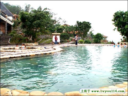  p>英德奇洞温泉(原溶洞温泉)度假区是一座以自然生态景观为主题,是集